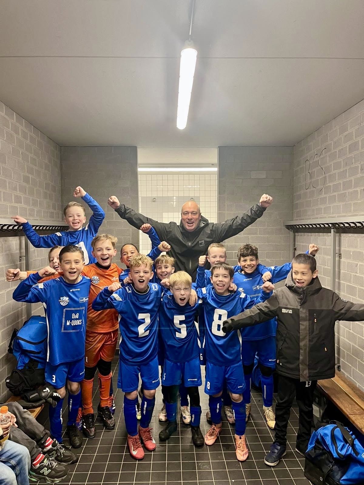 Jeugdspelers van S.V. Capelle op het veld