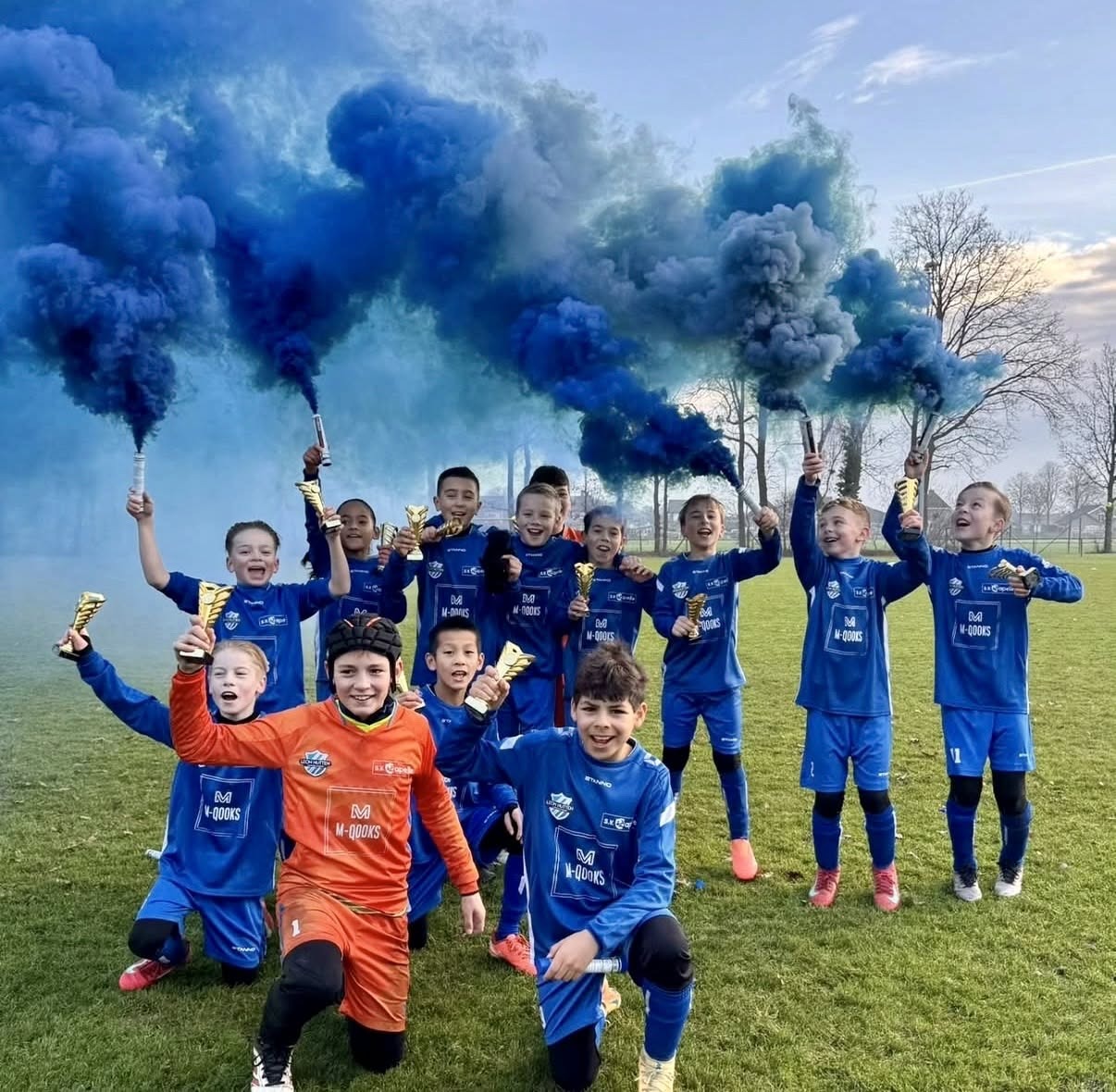 Jeugdspelers van S.V. Capelle vieren feest